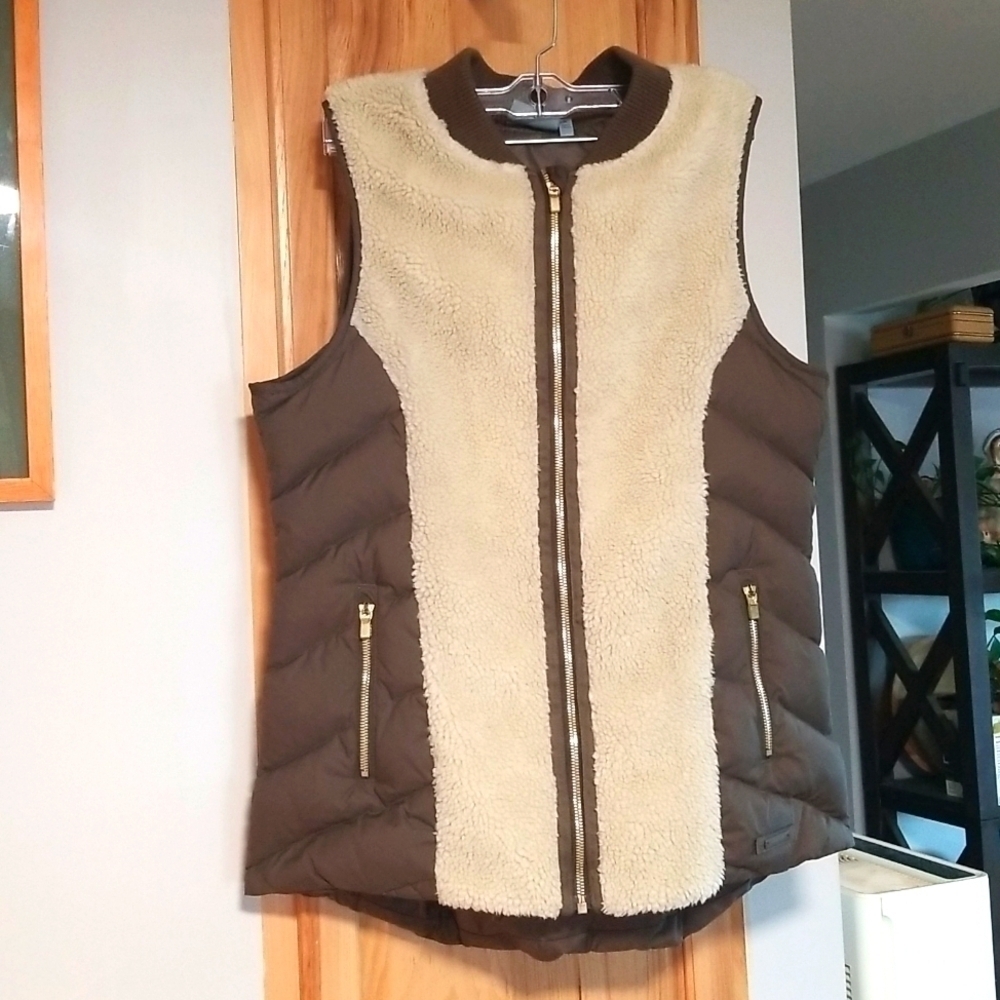 Athleta Tundra Vest Responsible Down Womens Size Medium Olive Green Cream